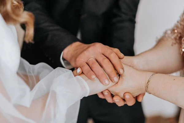 Pais Apoiam Noiva Dia Casamento Mãos Fechadas — Fotografia de Stock