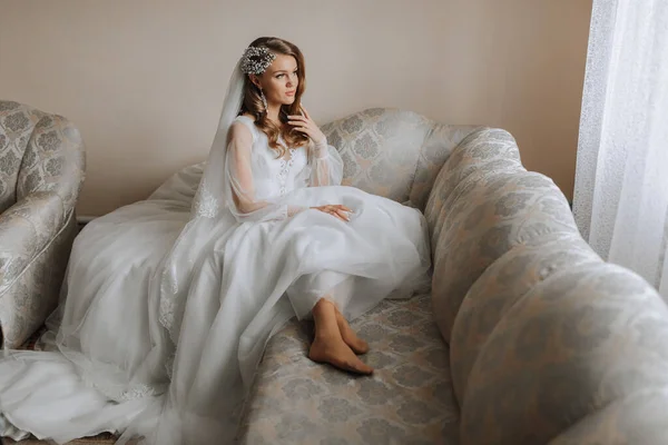 Potret Pengantin Wanita Berambut Pirang Dengan Gaun Pengantin Duduk Sofa — Stok Foto