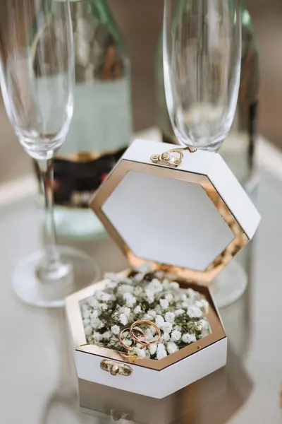 Anéis Casamento Ouro Uma Caixa Branca Decorada Com Flores Gypsophila — Fotografia de Stock