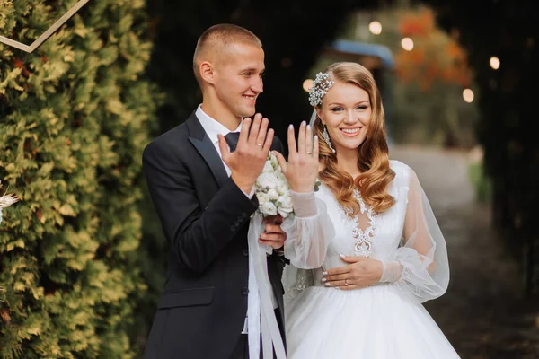 Egy Fiatal Házaspár Egy Esküvői Festő Ceremónián Menyasszony Vőlegény Megmutatják — Stock Fotó