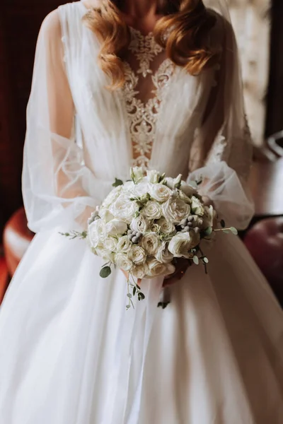 Retrato Cortado Uma Noiva Vestido Noiva Com Mangas Buquê Flores — Fotografia de Stock