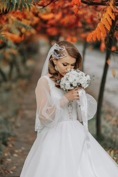 Portré Őszi Parkban Egy Szőke Menyasszony Menyasszonyi Ruhában Ujjakkal Virágcsokorral — Stock Fotó