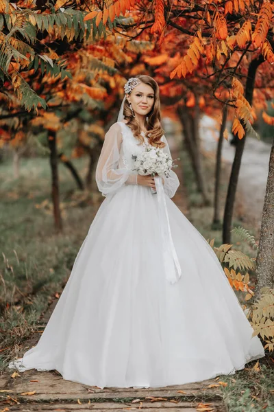 Retrato Completo Parque Outono Uma Noiva Loira Vestido Noiva Com — Fotografia de Stock