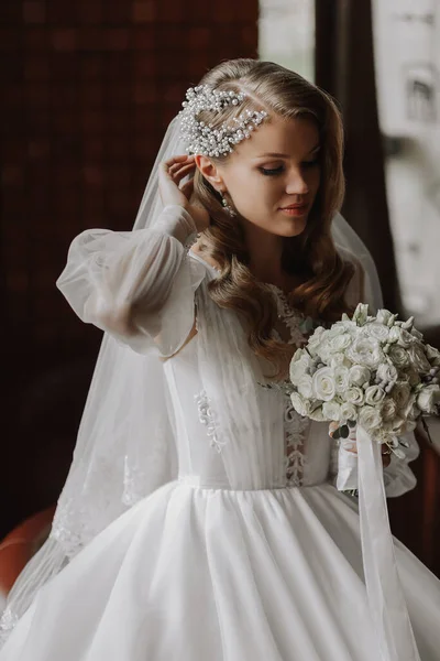 一个穿着婚纱 手里拿着花束的金发新娘的画像 — 图库照片