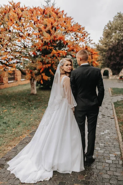 Verliebtes Paar Herbstpark Eine Blonde Braut Einem Brautkleid Mit Ärmeln — Stockfoto