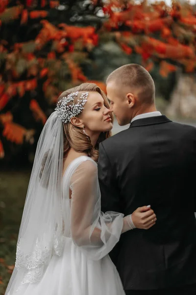 Verliebtes Paar Herbstpark Blonde Braut Einem Brautkleid Mit Ärmeln Der — Stockfoto