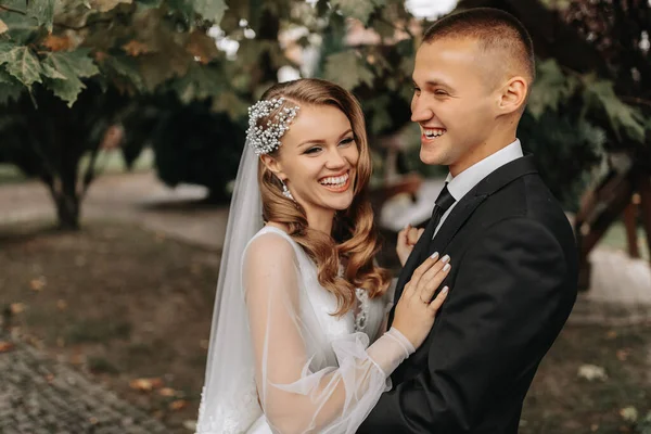 Szerelmesek Őszi Parkban Szőke Menyasszony Menyasszonyi Ruhában Ujjakkal Vőlegény Klasszikus — Stock Fotó