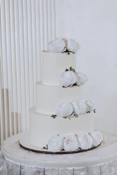 Rózsával Díszített Esküvői Torta Háromszintes Fehér Falnak Támasztva — Stock Fotó