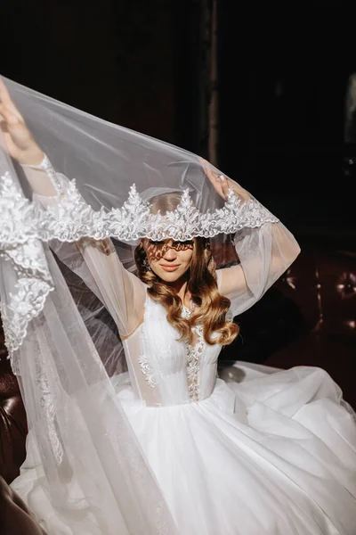 Foto Der Braut Einem Brautkleid Mit Ärmeln Den Schleier Hochziehend — Stockfoto