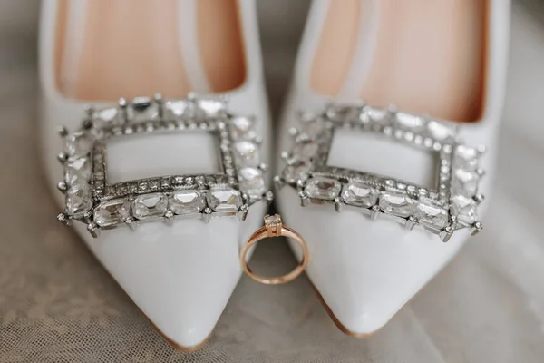 Λευκά Γυναικεία Παπούτσια Πέτρες Swarovski Ένα Χρυσό Γυναικείο Δαχτυλίδι Αρραβώνων — Φωτογραφία Αρχείου