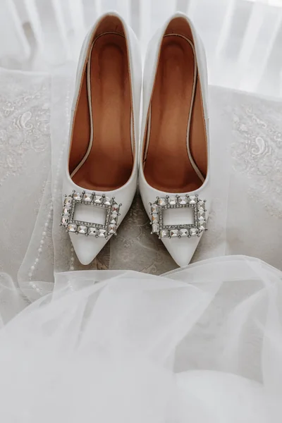Біле Жіноче Взуття Камінням Сваровського Стоїть Стільці Поруч Завісою Нареченої — стокове фото