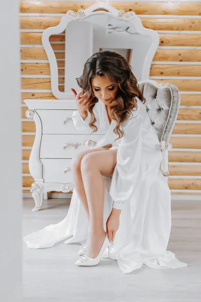 Menyasszony Háziköntösben Egy Kényelmes Széken Tükör Mellett Felveszi Cipőjét — Stock Fotó