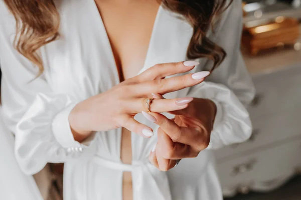 Cropped Photo Bride Putting Wedding Ring Her Finger — Stock Photo, Image
