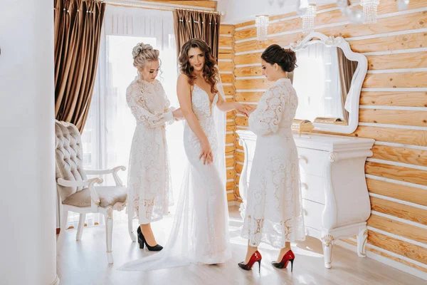 Freundinnen Helfen Der Braut Bei Der Vorbereitung Der Hochzeit — Stockfoto