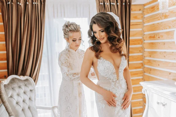 Girlfriends Help Bride Prepare Wedding — Stock Photo, Image