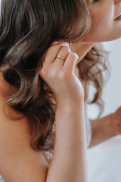 Bride Wears Wedding Earrings Girl Curly Hair Wears Jewelry Accessories — Stock Photo, Image