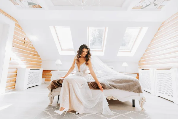 Красивая Невеста Свадебном Платье Сидит Кровати Своей Спальне Красивая Талия — стоковое фото