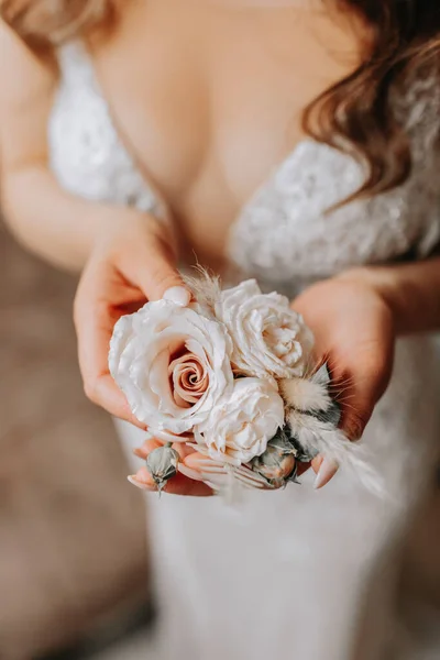 Bela Noiva Vestido Noiva Sentado Cama Seu Quarto Bela Cintura — Fotografia de Stock