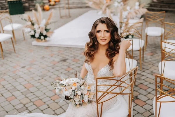 Braut Mit Blumenstrauß Sitzt Nach Der Trauung Auf Weißen Stühlen — Stockfoto