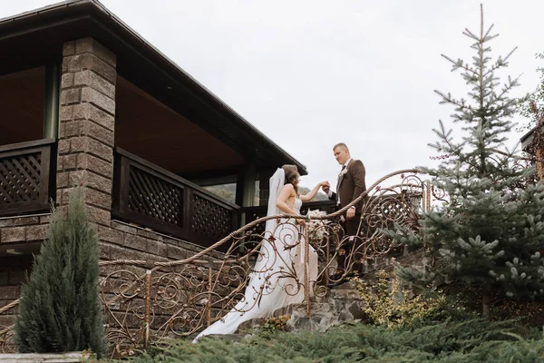 Μια Ολοκληρωμένη Φωτογραφία Του Γαμπρού Και Της Νύφης Μια Κομψή — Φωτογραφία Αρχείου