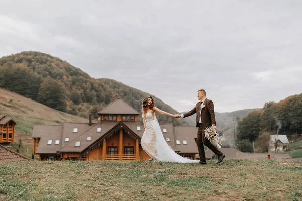 Die Braut Brautkleid Folgte Dem Bräutigam Bei Einem Spaziergang Auf — Stockfoto