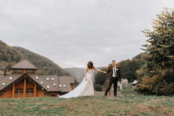 Die Braut Brautkleid Folgte Dem Bräutigam Bei Einem Spaziergang Auf — Stockfoto