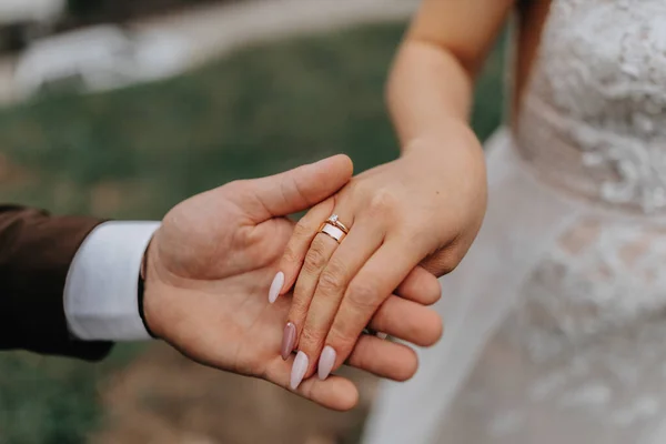 Der Bräutigam Hält Sanft Die Hand Der Braut Nahaufnahme — Stockfoto