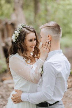 Ormanda düğün yürüyüşü. Gelin ve damat birbirlerine bakıyorlar. Ormanda birbirine aşık bir çiftin portresi, gelin ona bakar ve samimi bir şekilde gülümser.