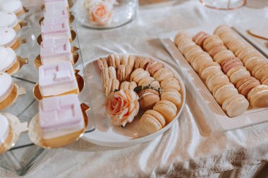 Tatlılı şenlikli tatlı masası. Düğün çikolatası, çeşitli pastalar, stantlarda çikolatalar..