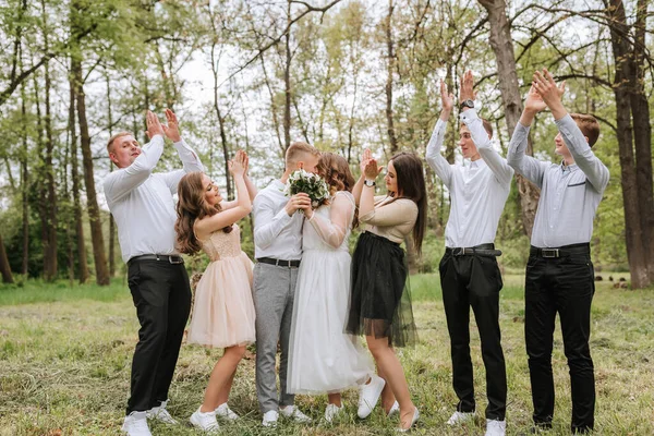 Bruiloft Wandeling Het Bos Bruiden Hun Vrienden Poseren Tegen Achtergrond — Stockfoto
