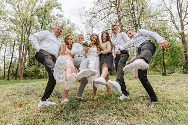 婚礼在森林里举行 新娘和她们的朋友在森林的背景下摆姿势 一大批人在朋友的婚礼上玩得很开心 — 图库照片