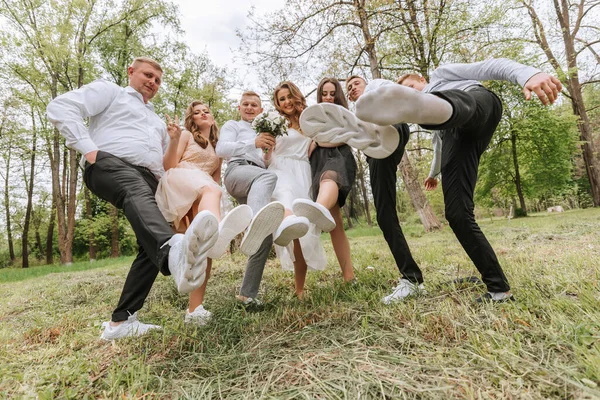 Caminhada Casamento Floresta Noivas Seus Amigos Posam Contra Pano Fundo — Fotografia de Stock