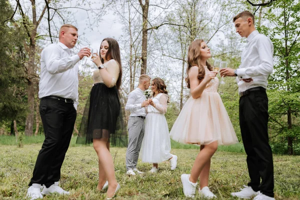 Hochzeitsspaziergang Wald Bräute Und Ihre Freunde Posieren Vor Dem Hintergrund — Stockfoto
