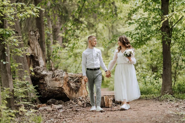 Caminhada Casamento Floresta Noivo Segura Mão Noiva Eles Caminham Frente — Fotografia de Stock