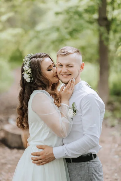 Hochzeitsspaziergang Wald Porträt Eines Verliebten Paares Wald Die Braut Küsst — Stockfoto