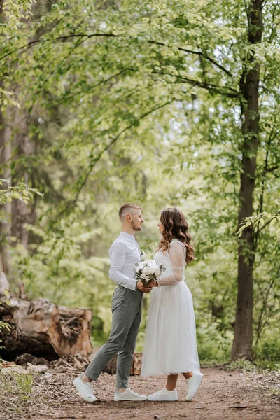 Caminhada Casamento Floresta Noiva Noivo Olham Para Outro Como Árvores — Fotografia de Stock