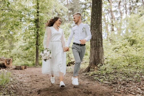 Caminhada Casamento Floresta Noivo Segura Mão Noiva Eles Correm Frente — Fotografia de Stock