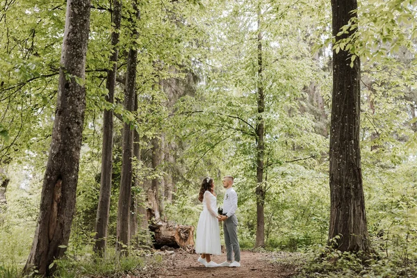 Caminhada Casamento Floresta Noiva Noivo Olham Para Outro Árvores Altas — Fotografia de Stock