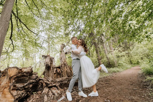 Caminhada Casamento Floresta Noiva Noivo Alegram Beijam Árvores Altas Perto — Fotografia de Stock