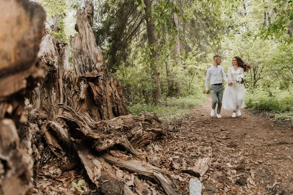 Caminhada Casamento Floresta Noivo Segura Mão Noiva Eles Correm Frente — Fotografia de Stock
