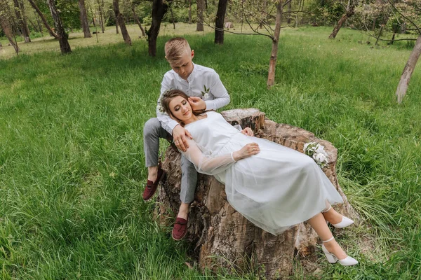 Jovem Casal Floresta Passeio Casamento Noiva Está Colo Noivo — Fotografia de Stock