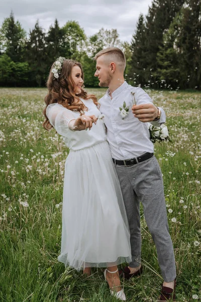 Bride Groom Walk Field Wedding Day Blow Dandelions Camera — Stock Photo, Image