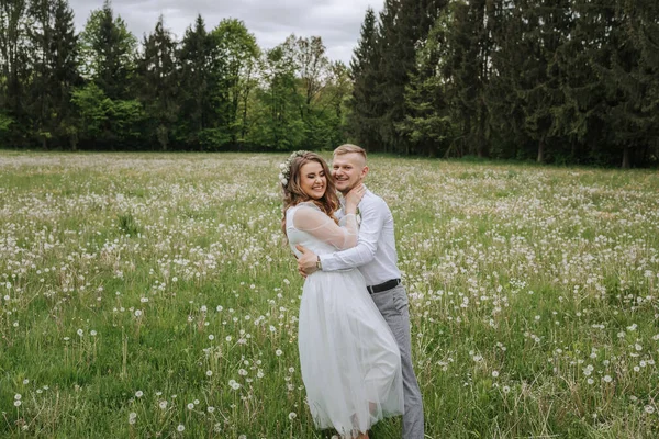 Hochzeitstag Gehen Braut Und Bräutigam Ein Feld Mit Löwenzahn Der — Stockfoto