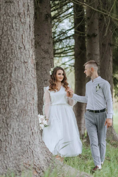Noiva Noivo Caminham Uma Floresta Com Árvores Altas Dia Casamento — Fotografia de Stock