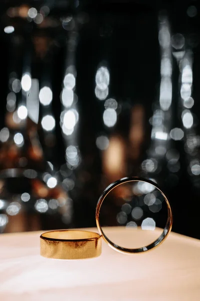 美しいボケとバックライトで2つの結婚指輪 クローズアップ写真 — ストック写真