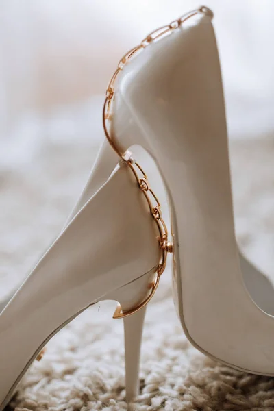 Γυναικεία Άσπρα Ψηλοτάκουνα Παπούτσια Βρίσκονται Μια Κουβέρτα Λεπτομέρειες Της Νύφης — Φωτογραφία Αρχείου