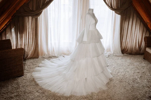 Белое Свадебное Платье Поездом Манекене Гостиничном Номере Фоне Окна — стоковое фото