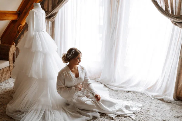 Retrato Uma Bela Noiva Hotel Perto Vestido Noiva Preparação Para — Fotografia de Stock