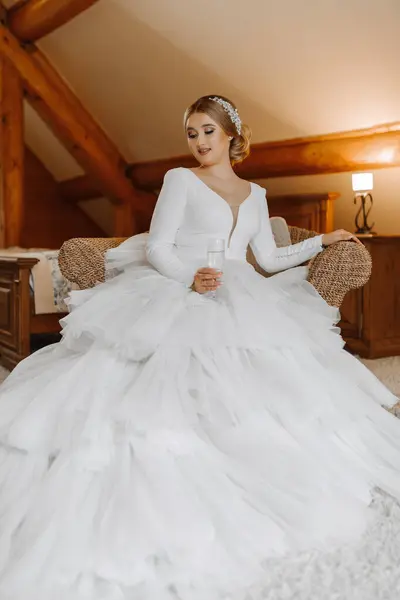 在酒店房间里穿着白色婚纱 手里拿着一杯香槟的漂亮新娘的画像 — 图库照片