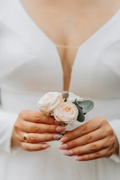 Portrait Wedding Boutonniere Roses Hands Bride — Stock Photo, Image